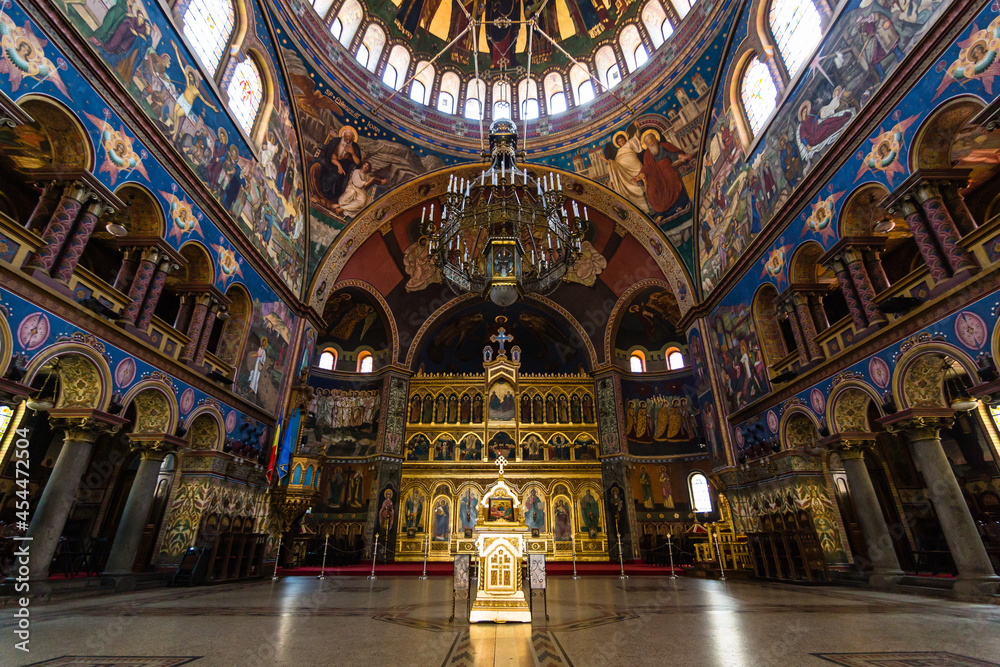 Fototapeta premium ルーマニア トランシルヴァニア地方のシビウの歴史地区にあるホーリー・トリニティ大聖堂の聖堂内 Holy Trinity Cathedral