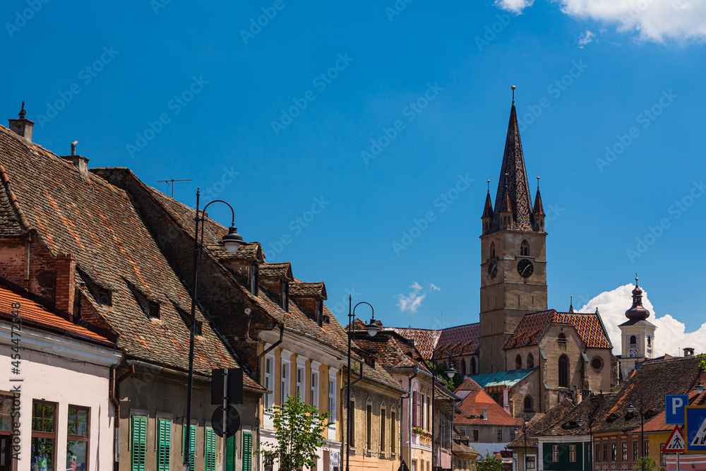 ルーマニア　トランシルヴァニア地方のシビウの歴史地区にあるシビウ大聖堂とロウワータウンの街並み