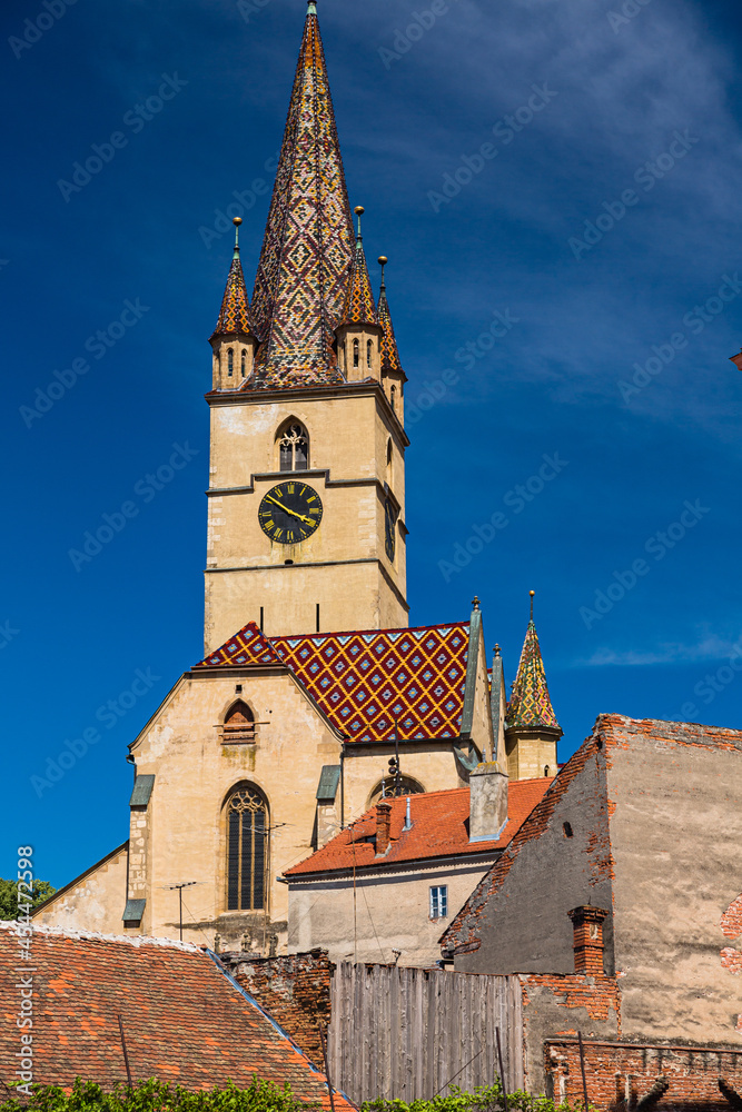 Fototapeta premium ルーマニア トランシルヴァニア地方のシビウの歴史地区にあるシビウ大聖堂