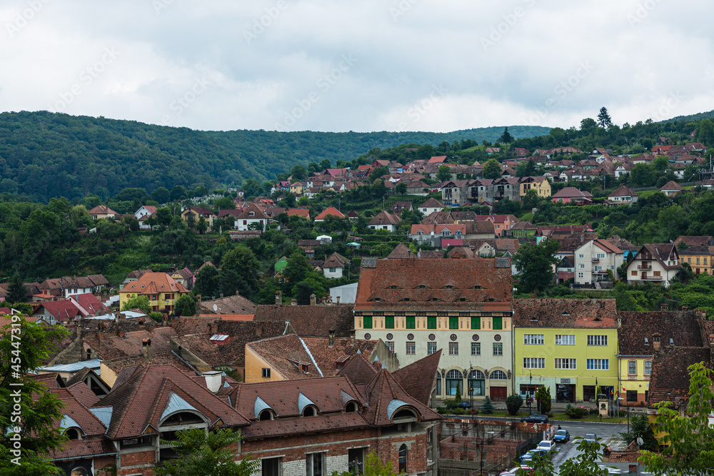 ルーマニア　トランシルヴァニア地方のシギショアラの歴史地区から見える丘の上の街並み