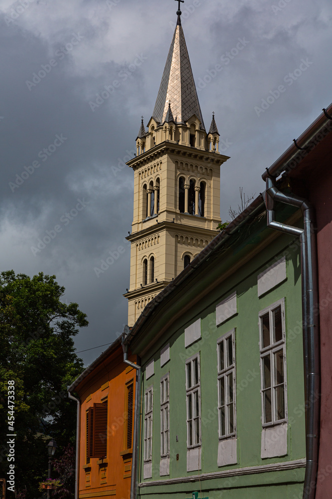 ルーマニア　トランシルヴァニア地方のシギショアラの歴史地区の街並みと聖ジョセフ・ローマ・カトリック教会　St. Joseph's Roman Catholic Church