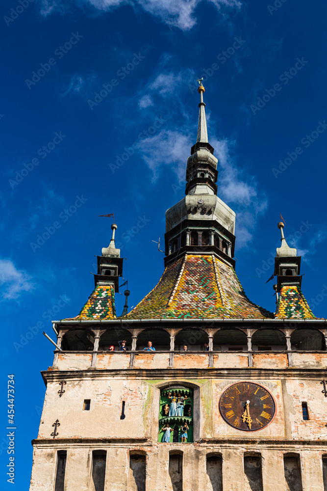 Fototapeta premium ルーマニア トランシルヴァニア地方のシギショアラの歴史地区にある街のシンボルの時計塔