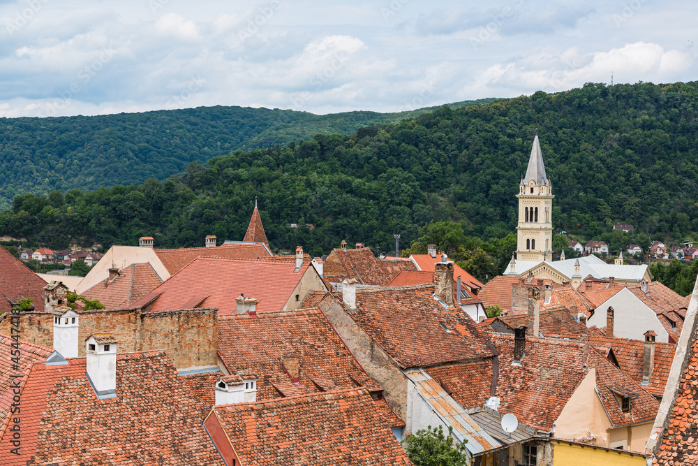 ルーマニア　トランシルヴァニア地方のシギショアラの歴史地区にある時計塔の展望台からの旧市街の街並みと聖ジョセフ・ローマ・カトリック教会