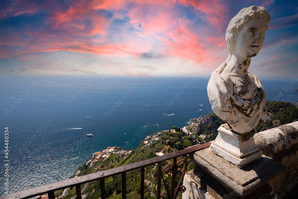 Terrazza dell'infiinito a villa cimbrone a ravello, costiera amalfitana, italia Terrazza dell'infiinito a villa cimbrone a ravello, costiera amalfitana, italia
