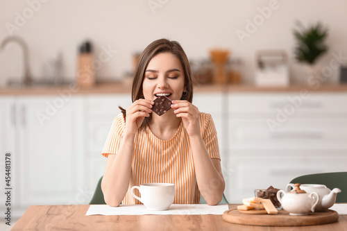 Beautiful young woman eatin...
