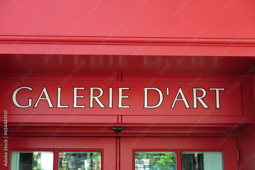 Galerie d'Art. Enseigne lettrage blanc sue façade rouge. Galerie d'Art. Enseigne lettrage blanc sue façade rouge.