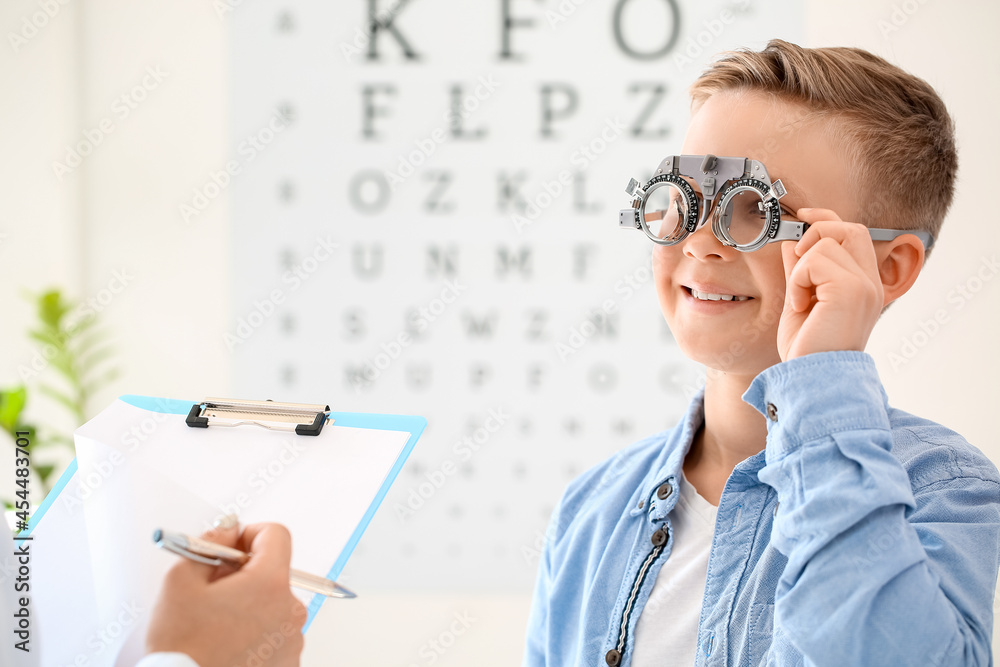 Little boy undergoing eye test in clinic - obrazy, fototapety, plakaty 