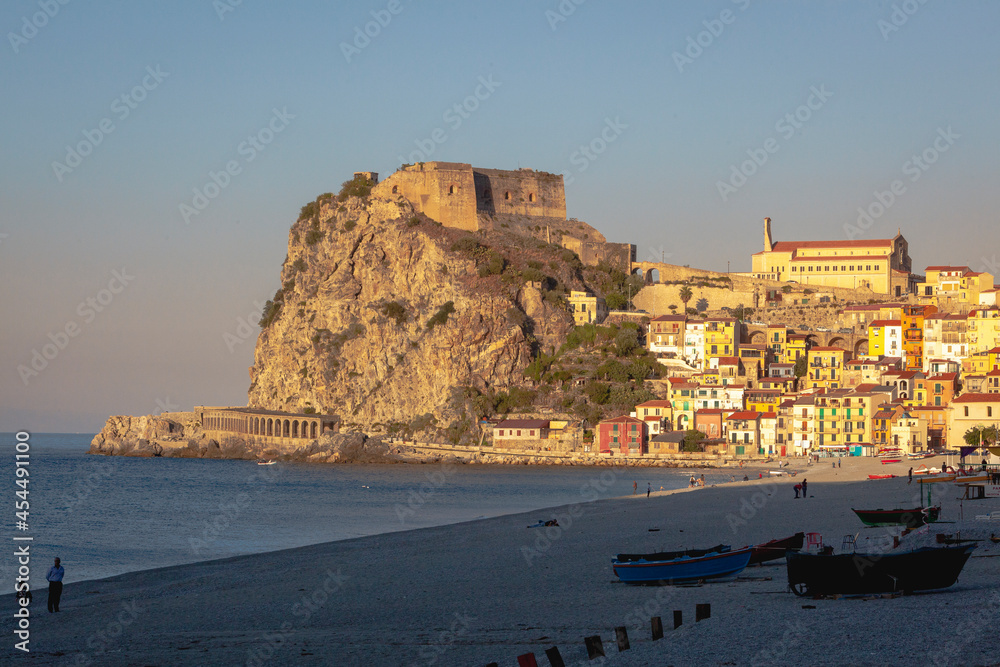 Scilla, Reggio Calabria. Spiaggia di Marina Grande con Castello Ruffo sulla cima della scogliera.
