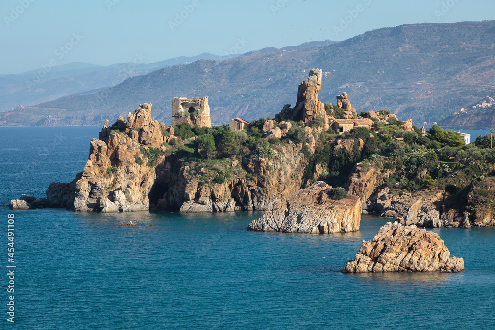 Cefalù. Palermo.  Panorama delle rovine del castello su una scogliera rocciosa.