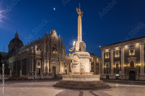 Catania. Piazza del Duomo di notte con statua in pietra lavica raffigurante un elefante, sormontata da un obelisco posta al centro di una fontana in marmo.