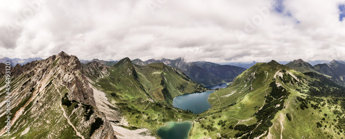 Panorama Drohnenaufnahme vom Saalfelder Höhenweg mit Blick auf die Lachenspitze, den Traualpsee und die Lache photo