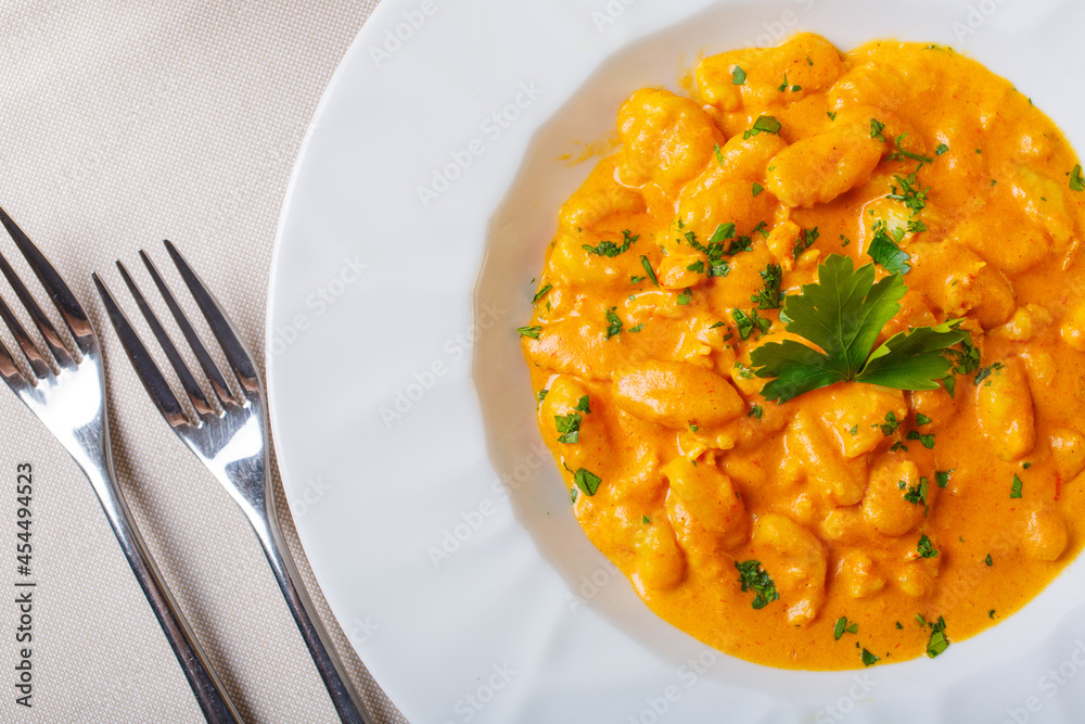 Gnocchi con gamberi e curry serviti in un ristorante Gnocchi con gamberi e curry serviti in un ristorante