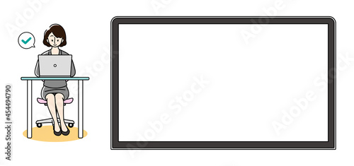 大きなパソコン画面の横でパソコン作業をするビジネスウーマン
