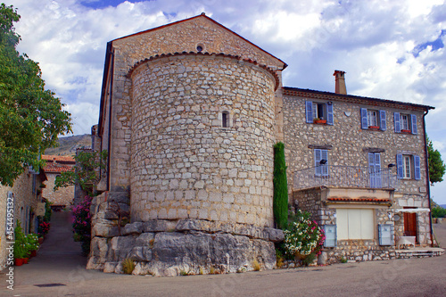 Vieille maison située dans le village de Gourdin dans les Alpes Maritimes. 
Le village de Gourdon est perché sur un pic vertigineux de 760 m et surplombe la vallée du Loup. Cet emplacement lui a valu  photo