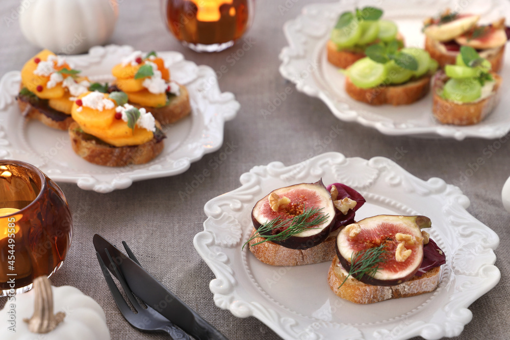 Autumn fruit canapes with figs and cream cheese.いちじくのタルティーヌ　無花果のタルティーヌ　いちじくのオープンサンドイッチ