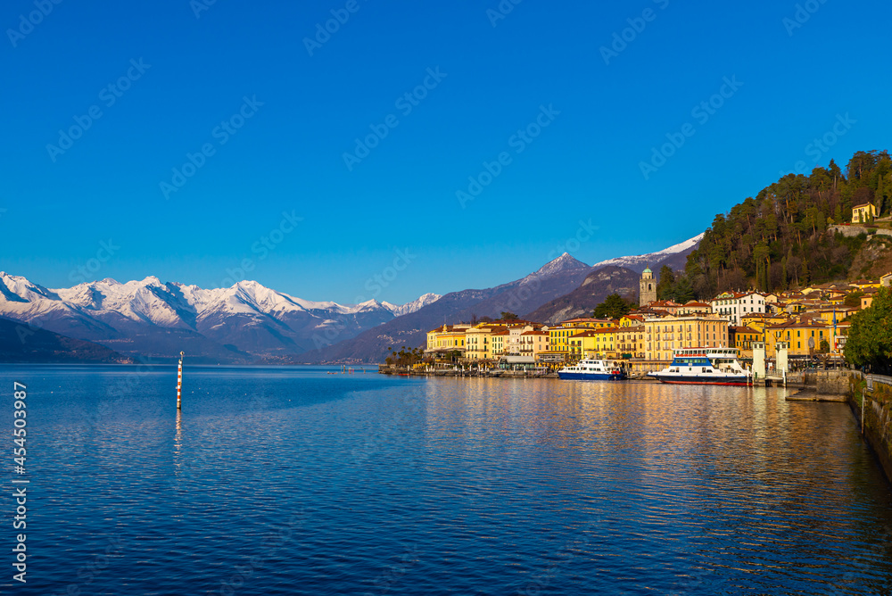 Il paese di Bellagio, su lago di Como, in un giorno d'estate.