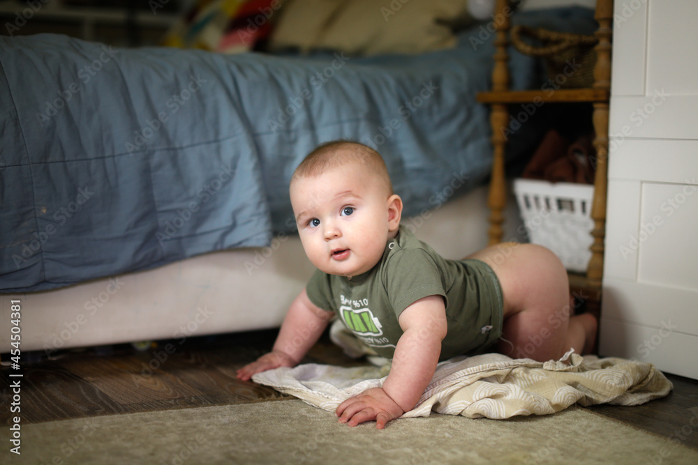 5 months old baby gets on all fours, learns to crawl on the bedroom