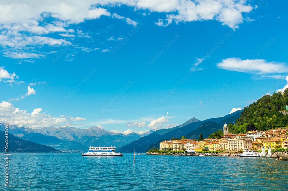 Il paese di Bellagio, su lago di Como, in un giorno d'estate.