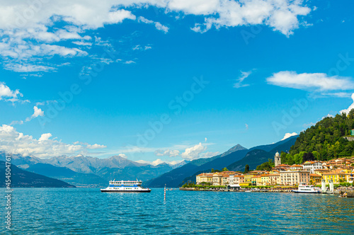 Il paese di Bellagio, su lago di Como, in un giorno d'estate.