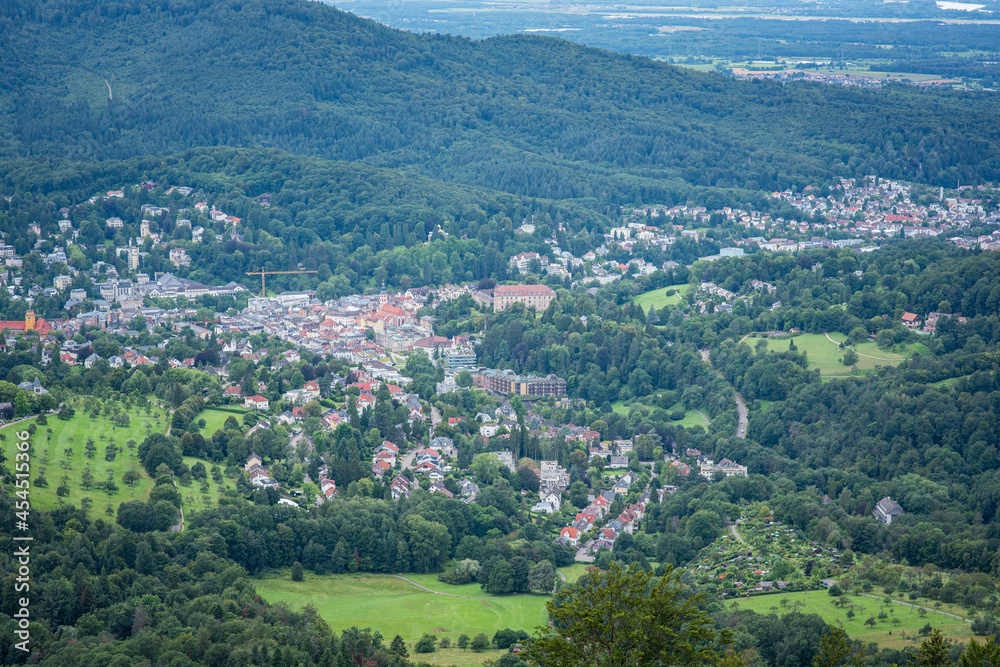 Panoramalandschaft Baden-Baden, Deutschland. Blick über das Tal auf die Stadt Baden-Baden und den Schwarzwald vom Merkur an einem diesigen Sommertag.