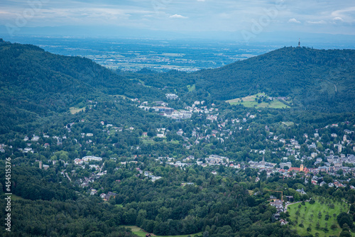Panoramalandschaft Baden-Baden, Deutschland. Blick über das Tal auf die Stadt Baden-Baden und den Schwarzwald vom Merkur an einem diesigen Sommertag.