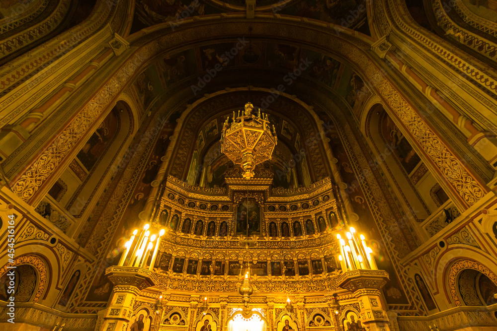 Fototapeta premium ルーマニア トランシルヴァニア地方のティミショアラの三成聖者大聖堂の聖堂内