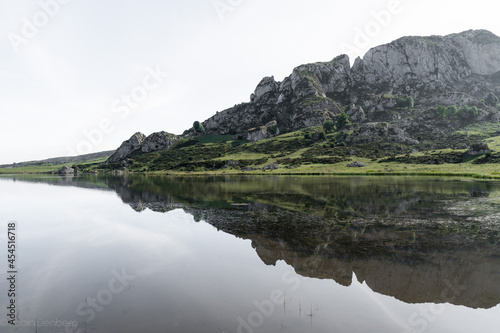 Fototapeta Naklejka Na Ścianę i Meble -  lago en montaña diseño