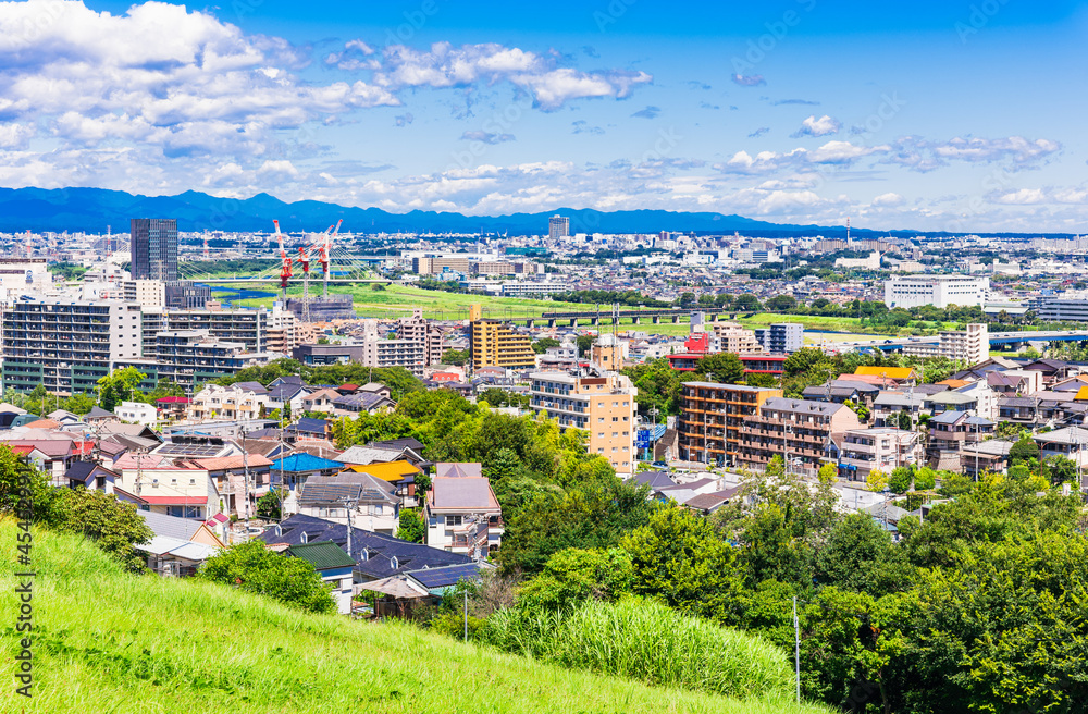 青空が広がる郊外の住宅地　東京