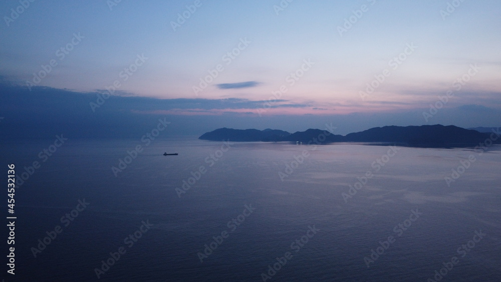 Naklejka premium 日本の自然！瀬戸内海とマジックアワーのソラの景色