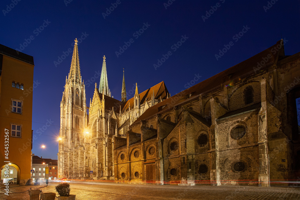 Domplatz mit Dom St. Peter und st Ulrich Regensburg zur blauen Stunde