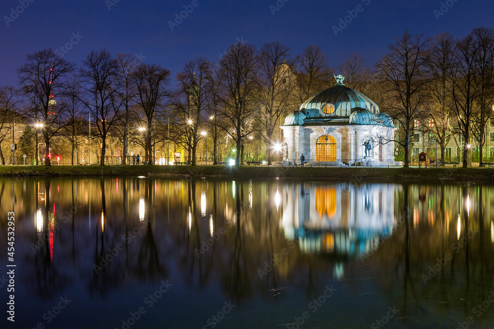 Hubertusbrunnen in München zur blauen Stunde