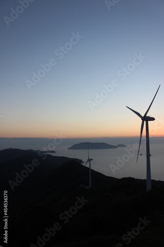山口県上関町風力発電所の風車と夕日と海