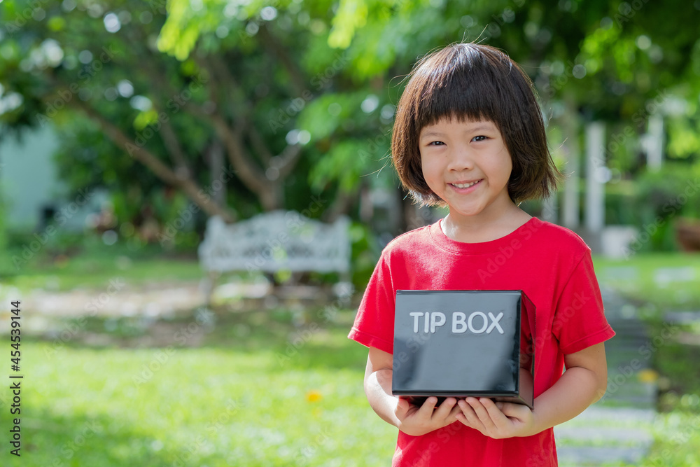 Fototapeta premium Kid carry tip box on hand with blur nature background 