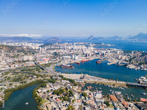 Imágem aérea da ponte Rio Niterói com o pedágio, entroncamento do transito, zona portuária e estaleiros. Na divisa da cidade de Niterói e São Gonçalo, no estado do Rio de Janeiro Brasil.