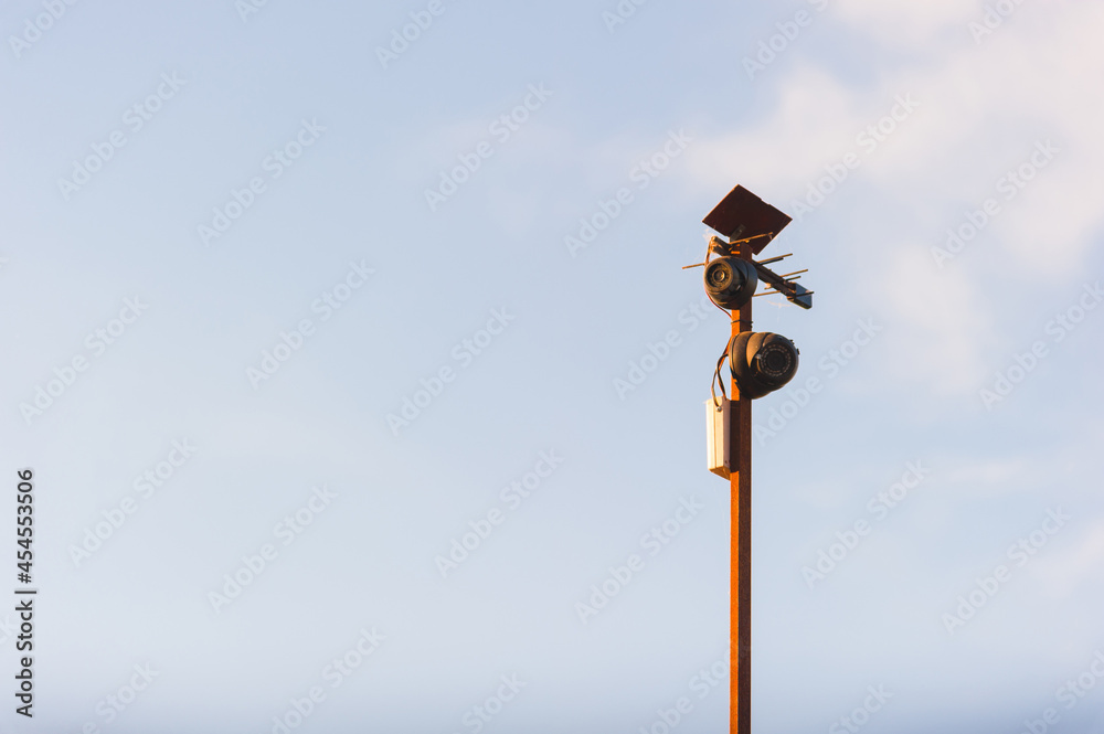 Autonomous video surveillance system powered by solar panels. Autonomous video surveillance system powered by solar panels.