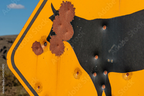 Cartel vial de animales sueltos en la ruta, Patagonia