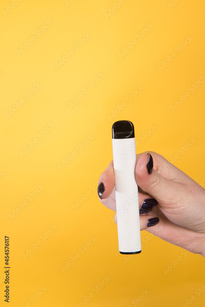 Obraz premium Salt Vape on yellow backround