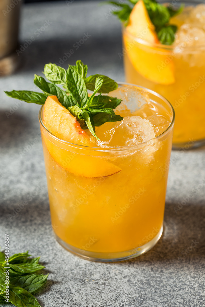 Fototapeta premium Boozy Refreshing Peach Bourbon Smash Cocktail