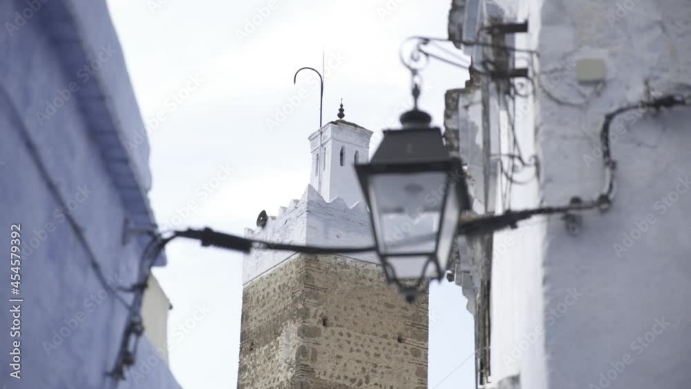 Atalaya tras una farola en la ciudad de Chefchaouen Atalaya tras una farola en la ciudad de Chefchaouen