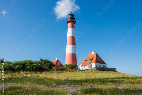 Der Westerhefer Leuchtturm auf einer Warft im Wattenmeer, der Nordsee