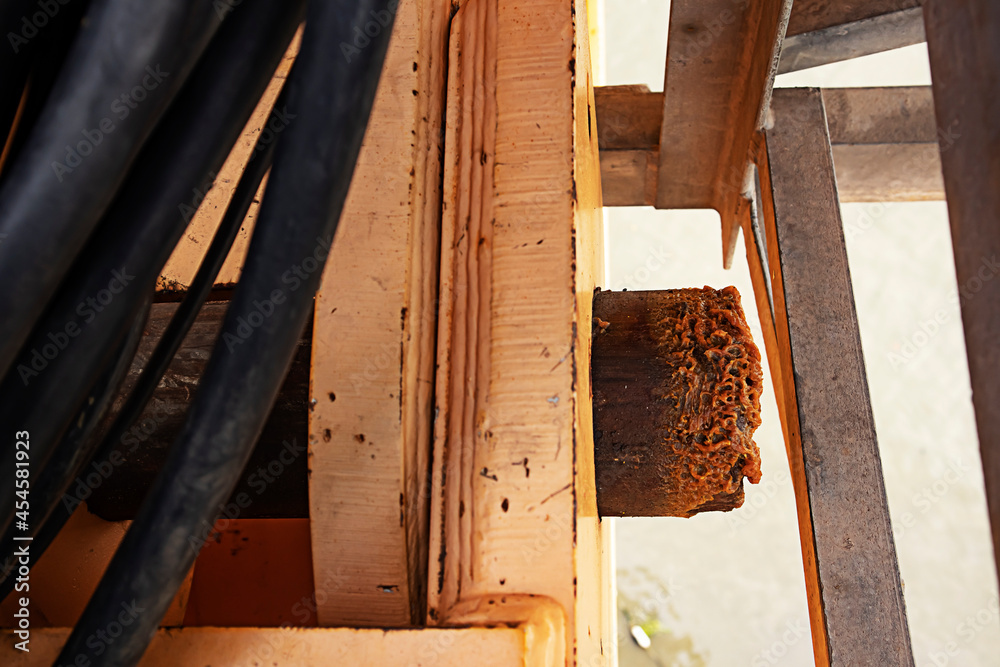 Obraz premium Installing tower crane assembling height kit