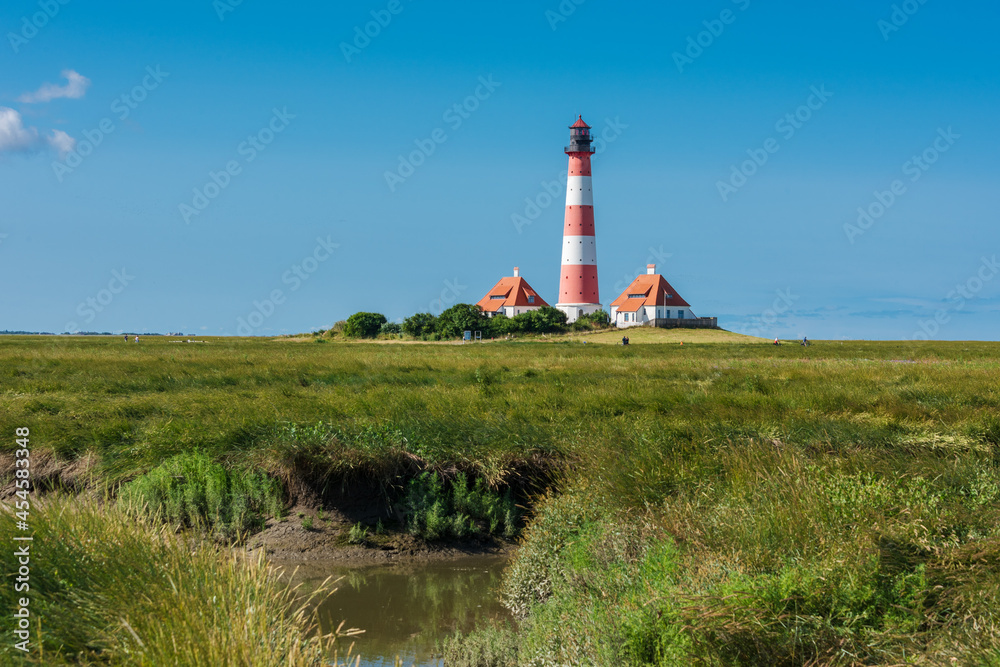 Wanderer im Vogelschutzgebiet am Leuchtturm von Westerhever