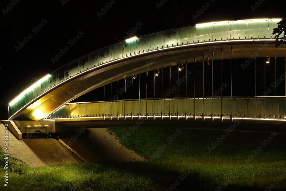 Poland, Lublin, The bridge at the Ludowy Park at night.
 - obrazy, fototapety, plakaty 