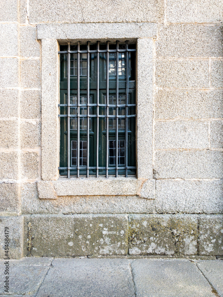Ventana rodeado de ladrillos Ventana rodeado de ladrillos