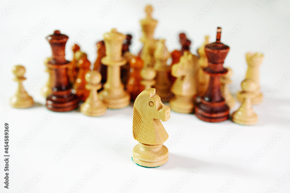 Schach Schachfiguren Springer im Vordergrund Schach Schachfiguren Springer im Vordergrund