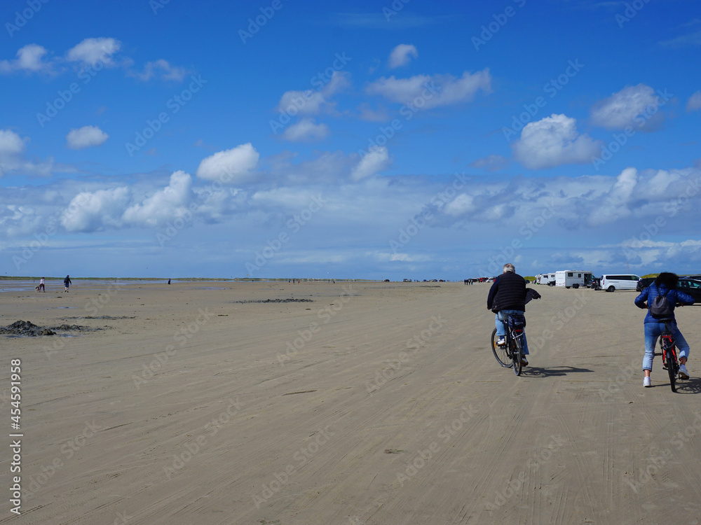 Radfahrer und Autos am Sonderstrand auf der Insel Römö in Dänemark Radfahrer und Autos am Sonderstrand auf der Insel Römö in Dänemark