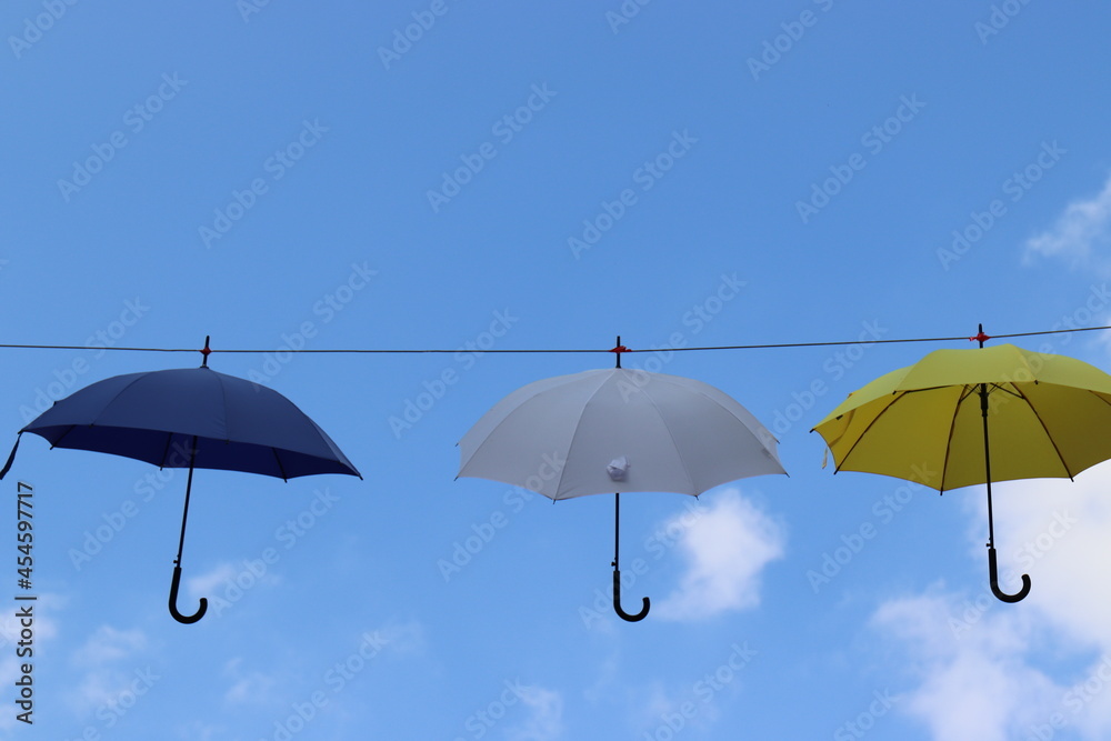 Bunte Regenschirme vor blauem Himmel. Bunte Regenschirme vor blauem Himmel.