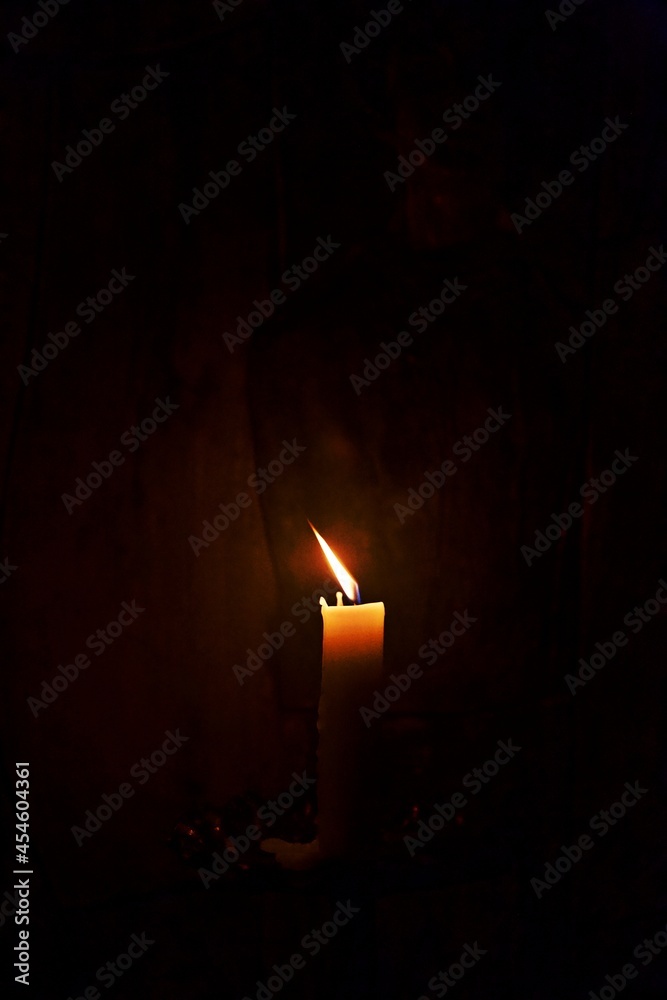 Brennende Kerzen zur spirituellen Erleuchtung