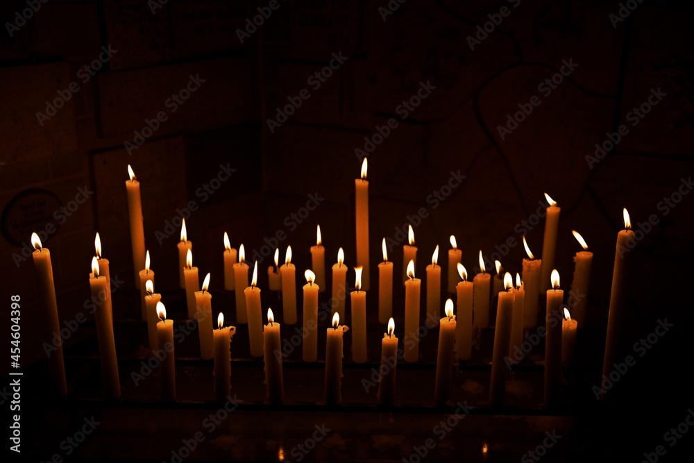 Brennende Kerzen zur spirituellen Erleuchtung Brennende Kerzen zur spirituellen Erleuchtung