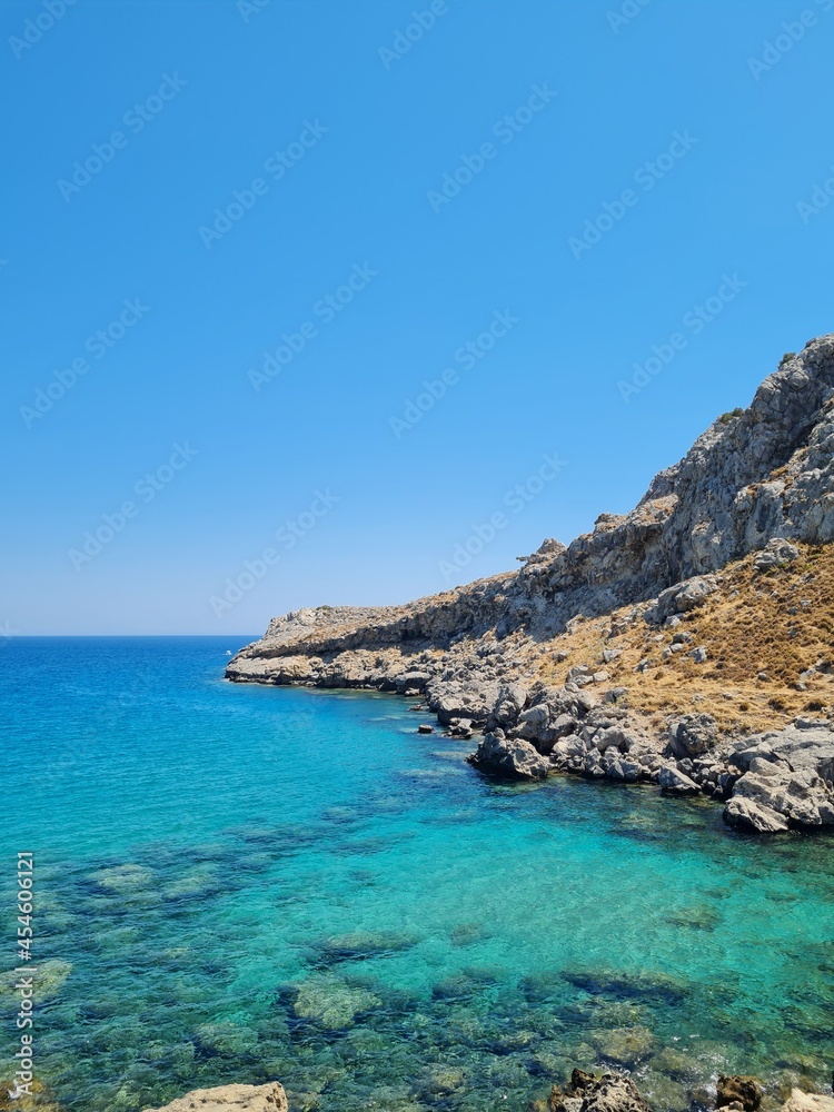 Fototapeta premium Kristallblaue Meer, Strand, Berge, Sommer, Holiday